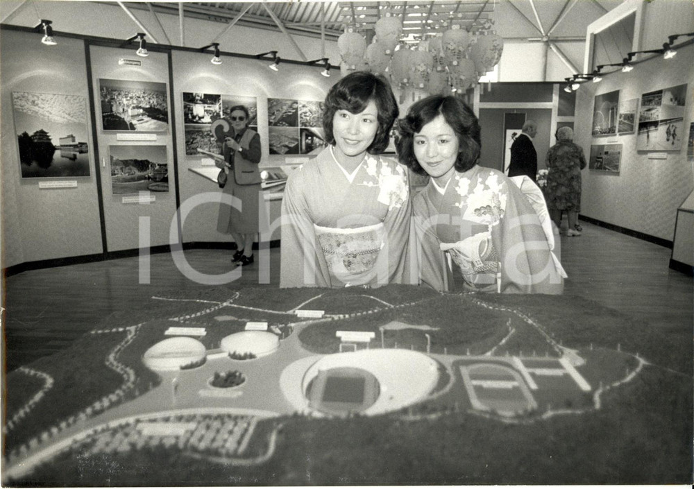 Fotografia d epoca originale 1981 BADENBADEN D Ragazze in kimono con modello stadi NAGOYA per OLIMPIADE 88 1