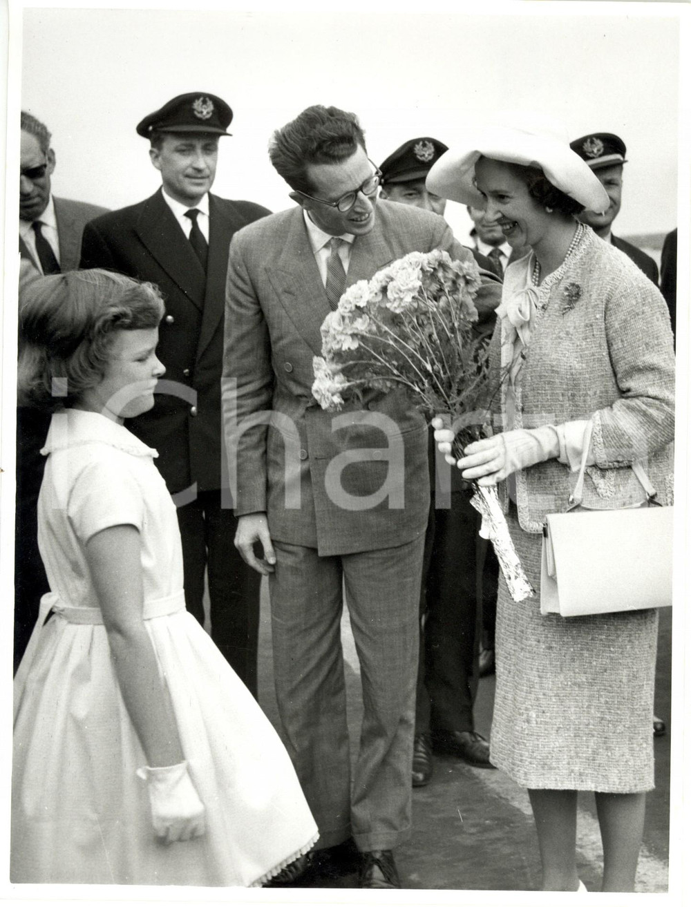 Fotografia d epoca originale 1961 AEROPORTO ZAVENTEM B BALDOVINO e FABIOLA accolti con fiori da una bambina 1