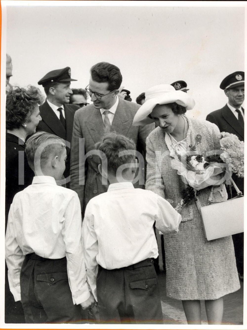 Fotografia d epoca originale 1961 ZAVENTEM B BALDOVINO e FABIOLA accolti da alcuni bambini dopo atterraggio 1