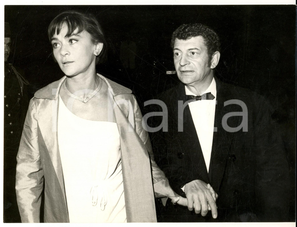 Fotografia d epoca originale 1955 ca PARIS Yves ROBERT con la moglie DaniÃ¨le DELORME a una serata di gala 1