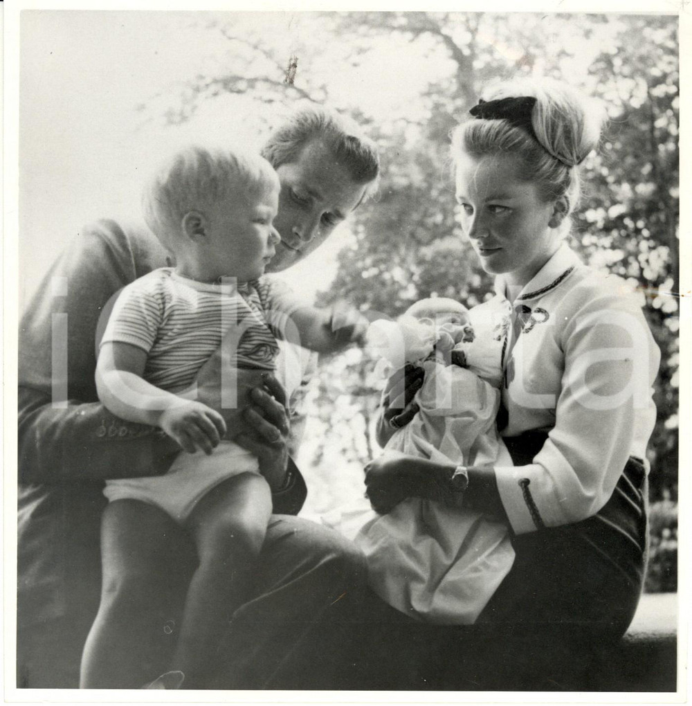 Fotografia d epoca originale 1962 BRUXELLES B Alberto e Paola di LIEGI con figli PHILIPPE e ASTRID neonata 1