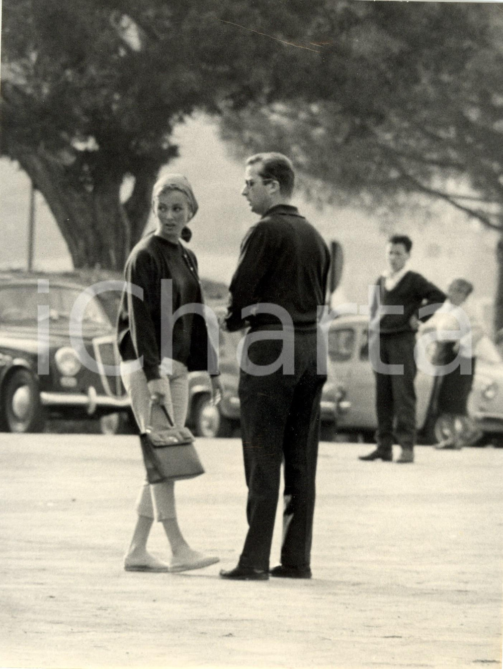 Fotografia d epoca originale 1960 ca ROMA Paola RUFFO di CALABRIA e Alberto del BELGIO in una via cittadina 1