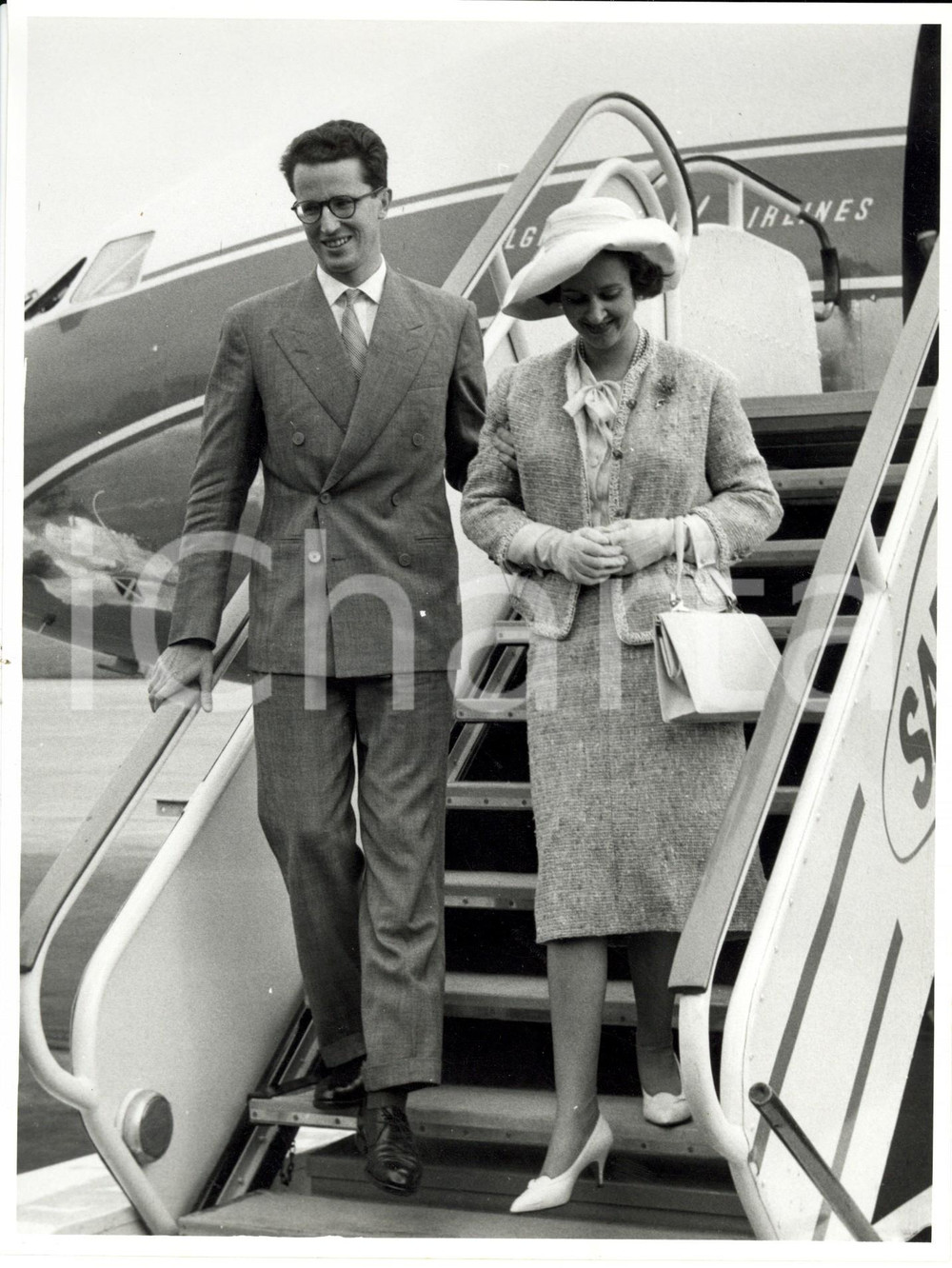 Fotografia d epoca originale 1961 AEROPORTO DI ZAVENTEM B BALDOVINO e FABIOLA atterrano da viaggio a ROMA 1