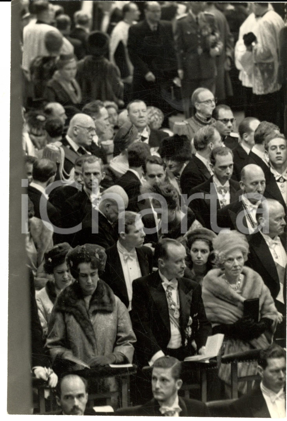 Fotografia d epoca originale 1960 BRUXELLES Nozze Re BALDOVINO e Fabiola  I nobili invitati in chiesa Foto 1