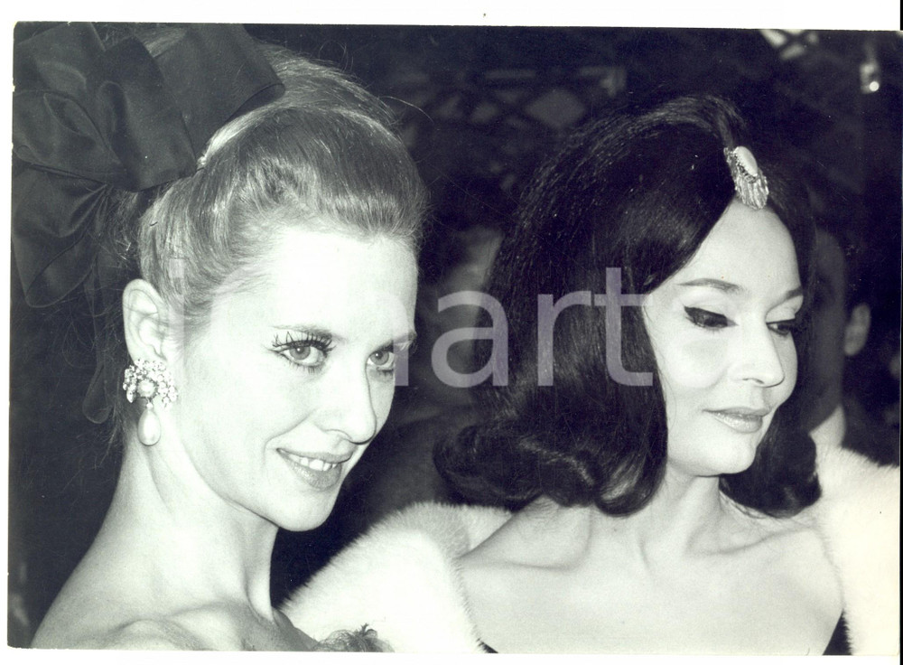 Fotografia d epoca originale 1960 ca PARIS Ludmilla TCHERINA a una serata di gala con un amica Fotografia 1
