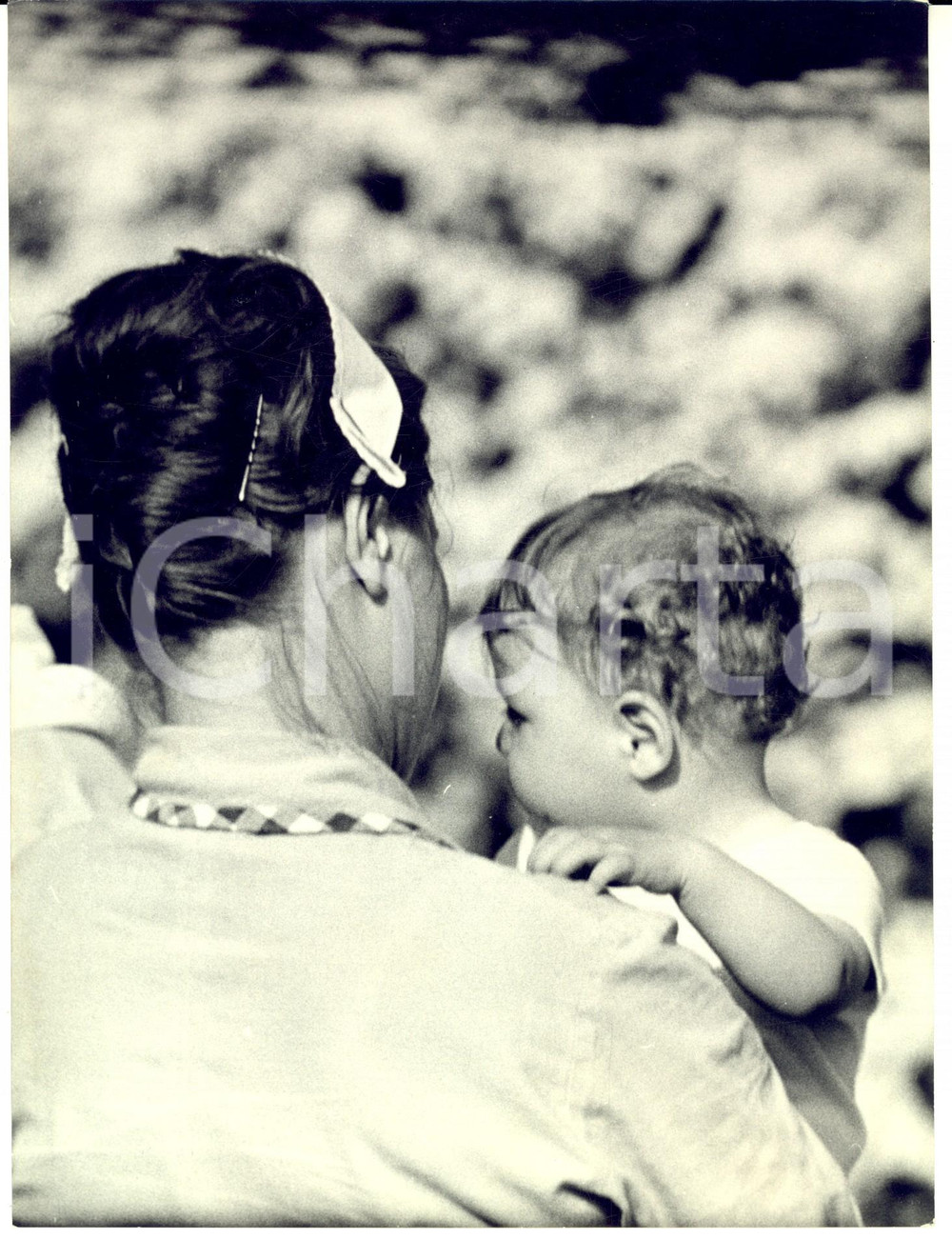 Fotografia d epoca originale 1960 ca ARGENTARIO Villa Liz TAYLOR  Maria BURTON in braccio alla governante 1