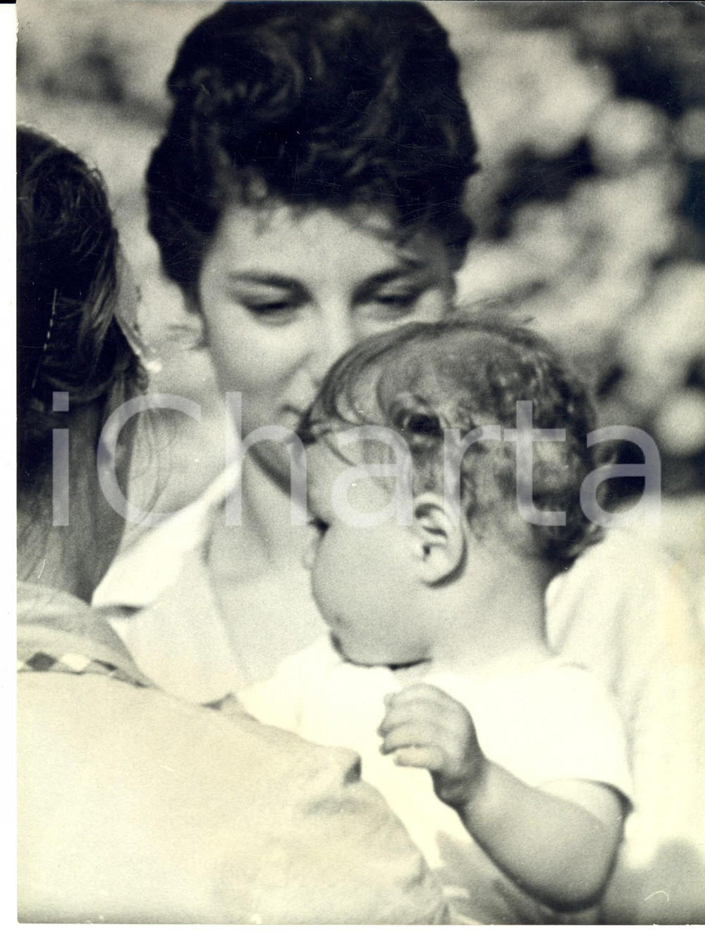 Fotografia d epoca originale 1961 ARGENTARIO Villa Liz TAYLOR Maria BURTON in braccio alla governante 1
