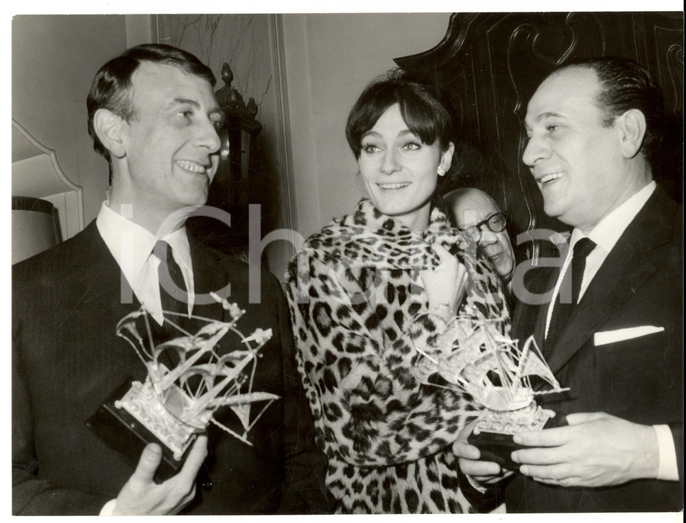 Fotografia d epoca originale 1960 ca PARIS Tino ROSSI durante una cerimonia di premiazione Fotografia 1