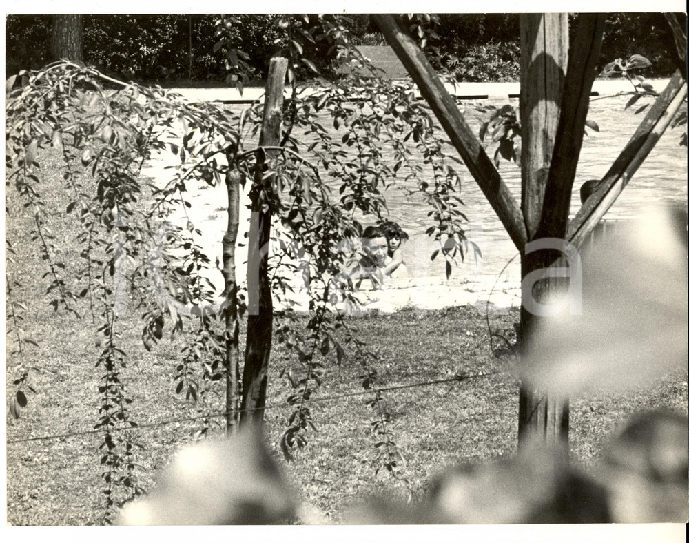 Fotografia d epoca originale 1961 ARGENTARIO Villa Liz TAYLOR  Liza TODD in piscina con la governante 1