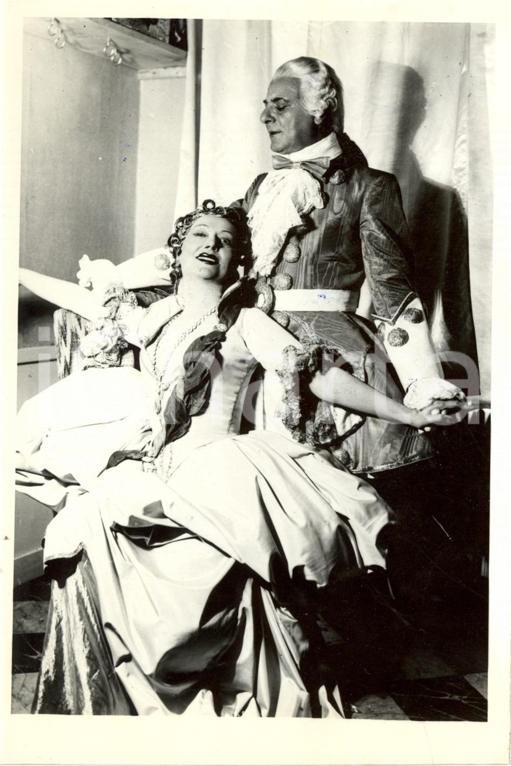 1935 ca PARIS Attrice Cécile SOREL in abiti di scena con un attore *RIPRODUZIONE
