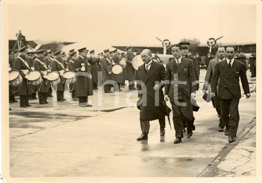Fotografia d epoca originale 1937 PARIS Aviatori Kenji TSUKAGOCHI e Masaaki IINUMA al loro arrivo a BOURGET 1