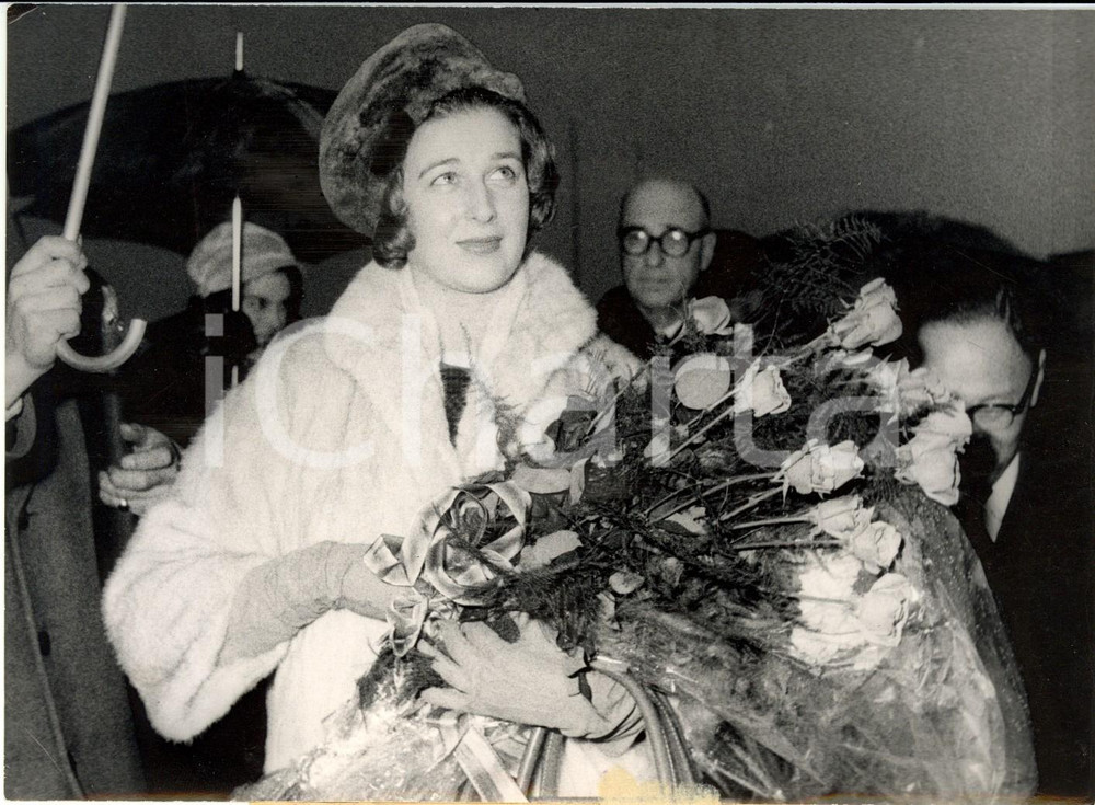 Fotografia d epoca originale 1961 GINEVRA CH Alexandra KENT con fiori all arrivo all aeroporto di COINTRIN 1