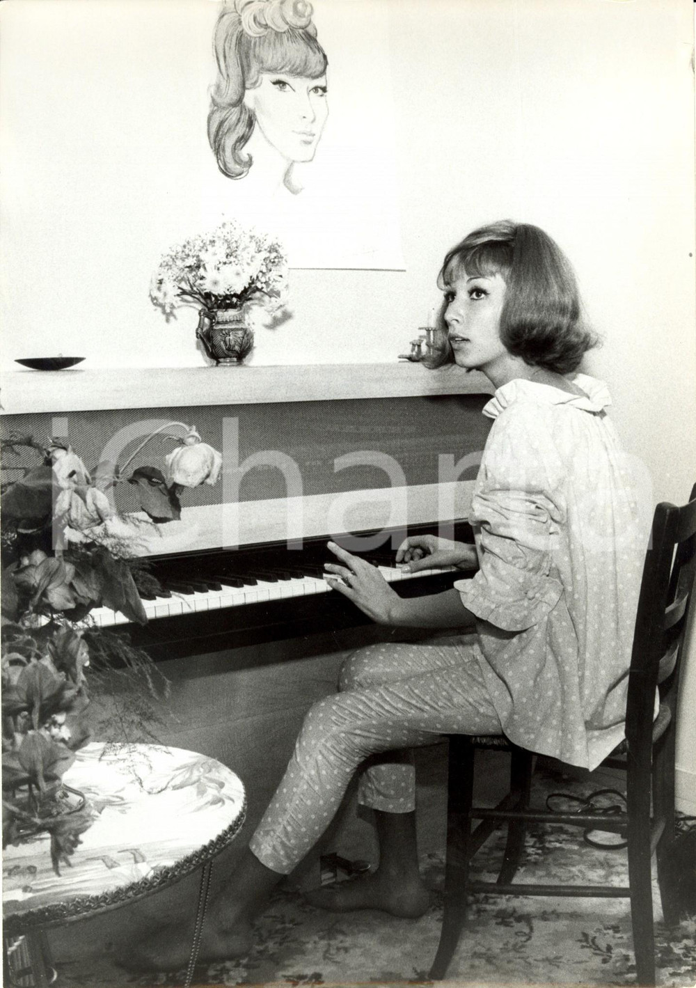 Fotografia d epoca originale 1965 ca PARIS F Attrice Dany SAVAL in salotto seduta al pianoforte Fotografia 1