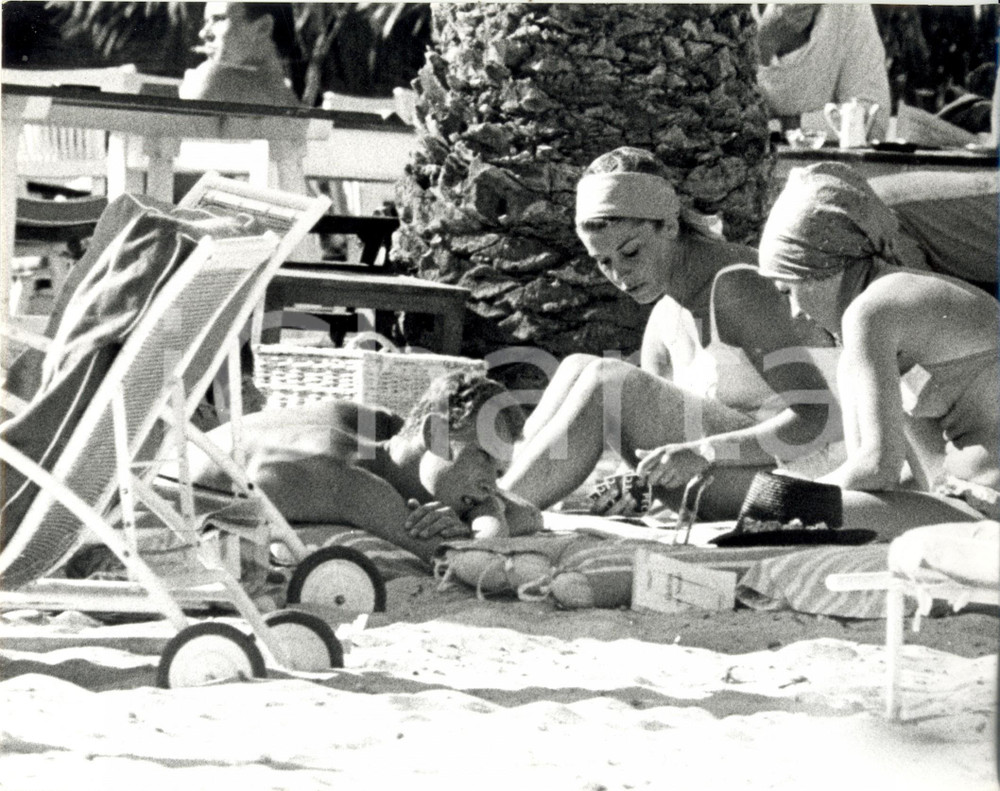 Fotografia d epoca originale 1960 ca SAINTTROPEZ F Vittorio Emanuele di SAVOIA in spiaggia con amiche 1