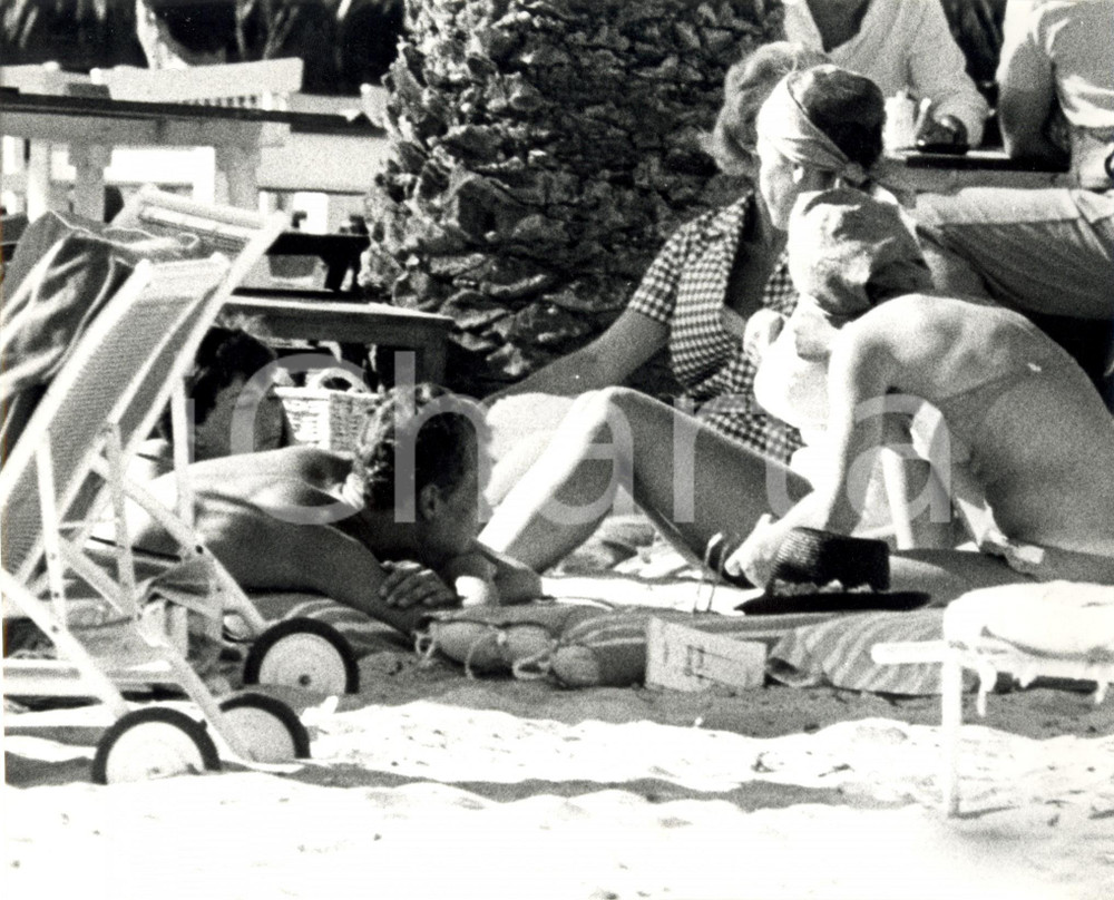 Fotografia d epoca originale 1960 ca SAINTTROPEZ F Vittorio Emanuele di SAVOIA prende il sole in spiaggia 1
