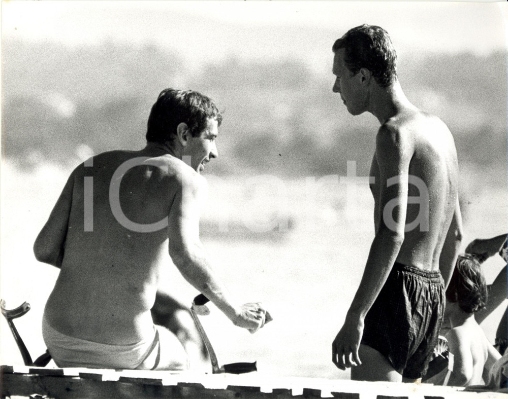 Fotografia d epoca originale 1960 ca SAINTTROPEZ F Vittorio Emanuele di SAVOIA con un amico sul pontile 1