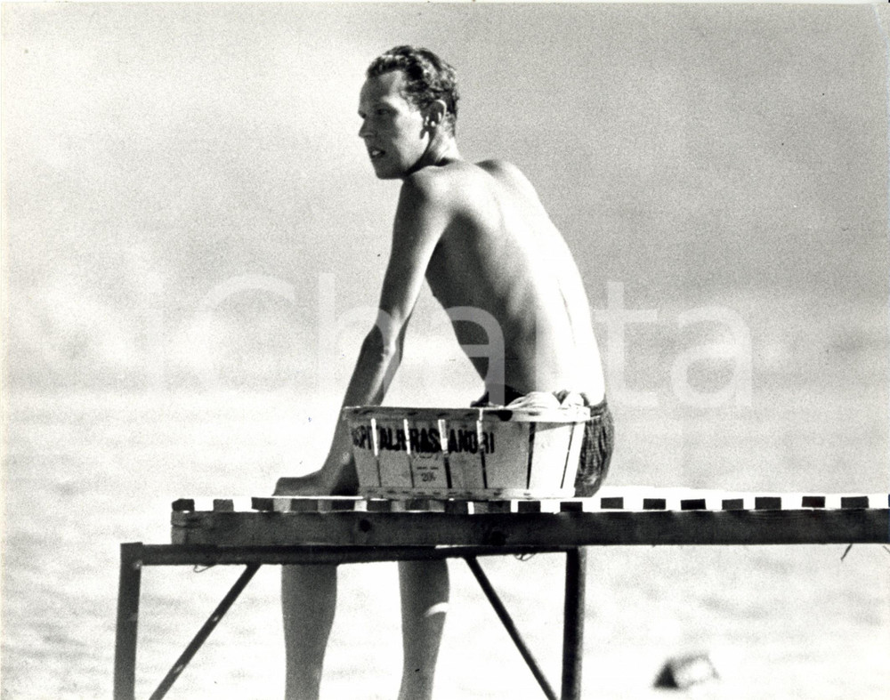 Fotografia d epoca originale 1960 ca SAINTTROPEZ F Vittorio Emanuele di SAVOIA seduto sul pontile Foto 1