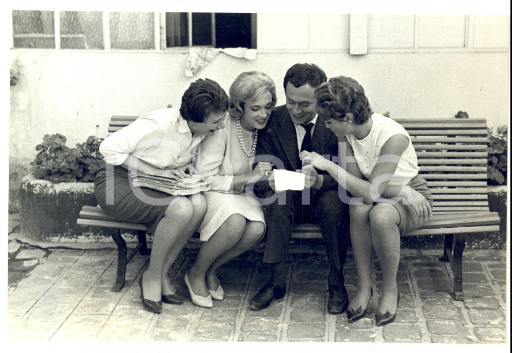 Fotografia d epoca originale 1958 CINEMA Micheline PRESLE sul set del film  BOBOSSE  con i colleghi Foto 1