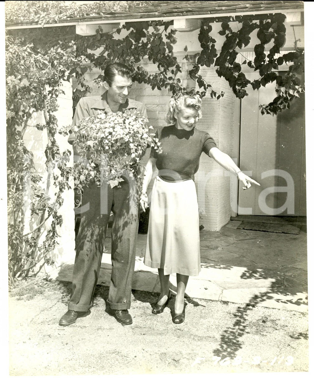 Fotografia d epoca originale 1950 ca s. l. Gregory PECK lavora in giardino con la moglie Greta KONEN Foto 1