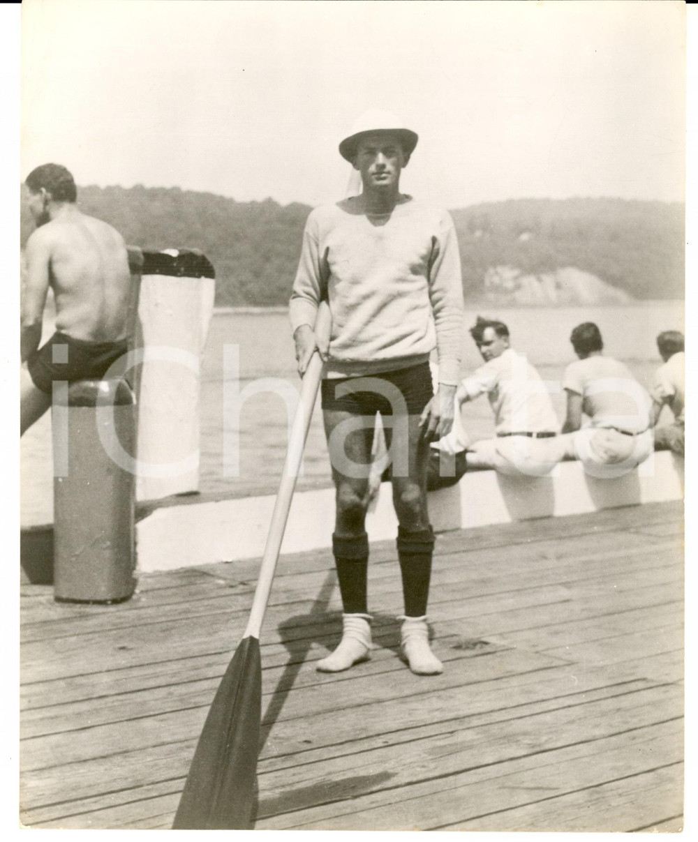 Fotografia d epoca originale 1950 ca s. l. Gregory PECK sul lago in tenuta da battelliere Fotografia 1