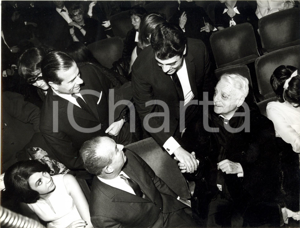 Fotografia d epoca originale 1960 ca CASINO DE PARIS Henri VARNA omaggiato dal pubblico a fine spettacolo 1 1