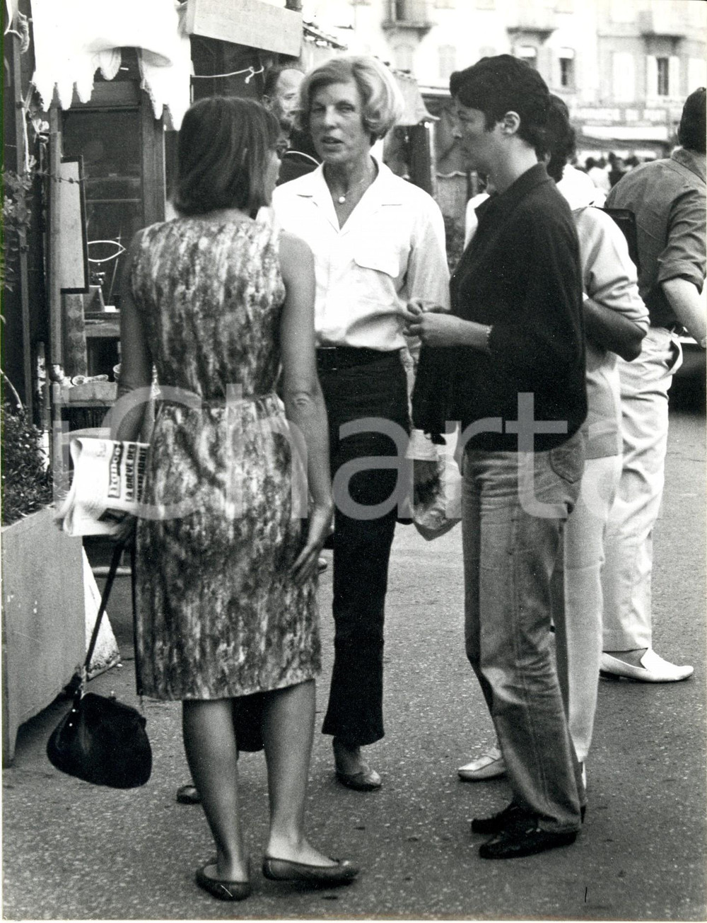 Fotografia d epoca originale 1960 ca PARIS Claude CAHOUR POMPIDOU chiacchiera in strada con due amici 1 1