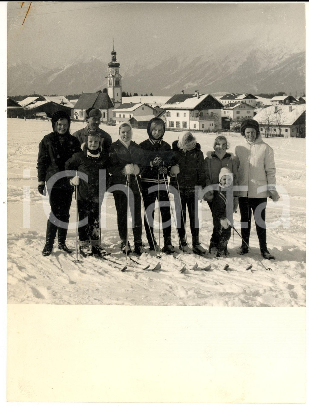 Fotografia d epoca originale 1965 ca TULFES AUSTRIA Otto VON HABSBURG sulla neve con figli e nipoti Foto 1