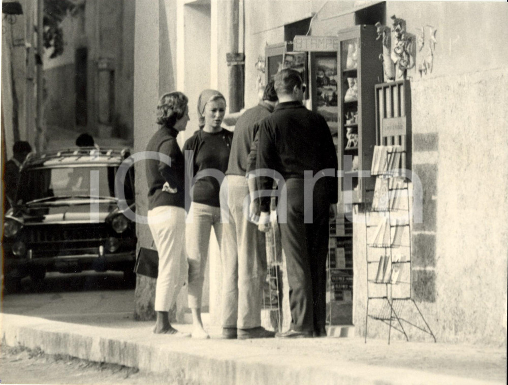 Fotografia d epoca originale 1960 ca ROMA Paola RUFFO e Alberto del BELGIO in un negozietto di souvenir 1