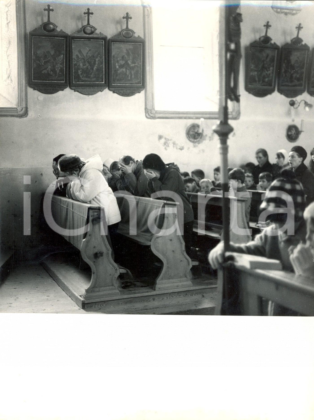 Fotografia d epoca originale 1965 ca TULFES AUSTRIA Otto VON HABSBURG con la famiglia in chiesa Fotografia 1