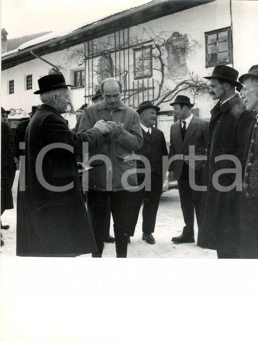 Fotografia d epoca originale 1965 ca TULFES AUSTRIA Otto VON HABSBURG firma autografi per i passanti Foto 1