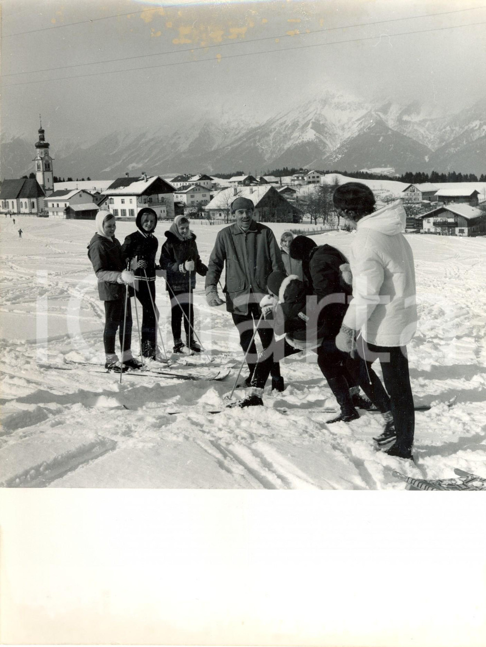 Fotografia d epoca originale 1965 ca TULFES AUSTRIA Otto VON HABSBURG sulla neve con la famiglia Foto 1