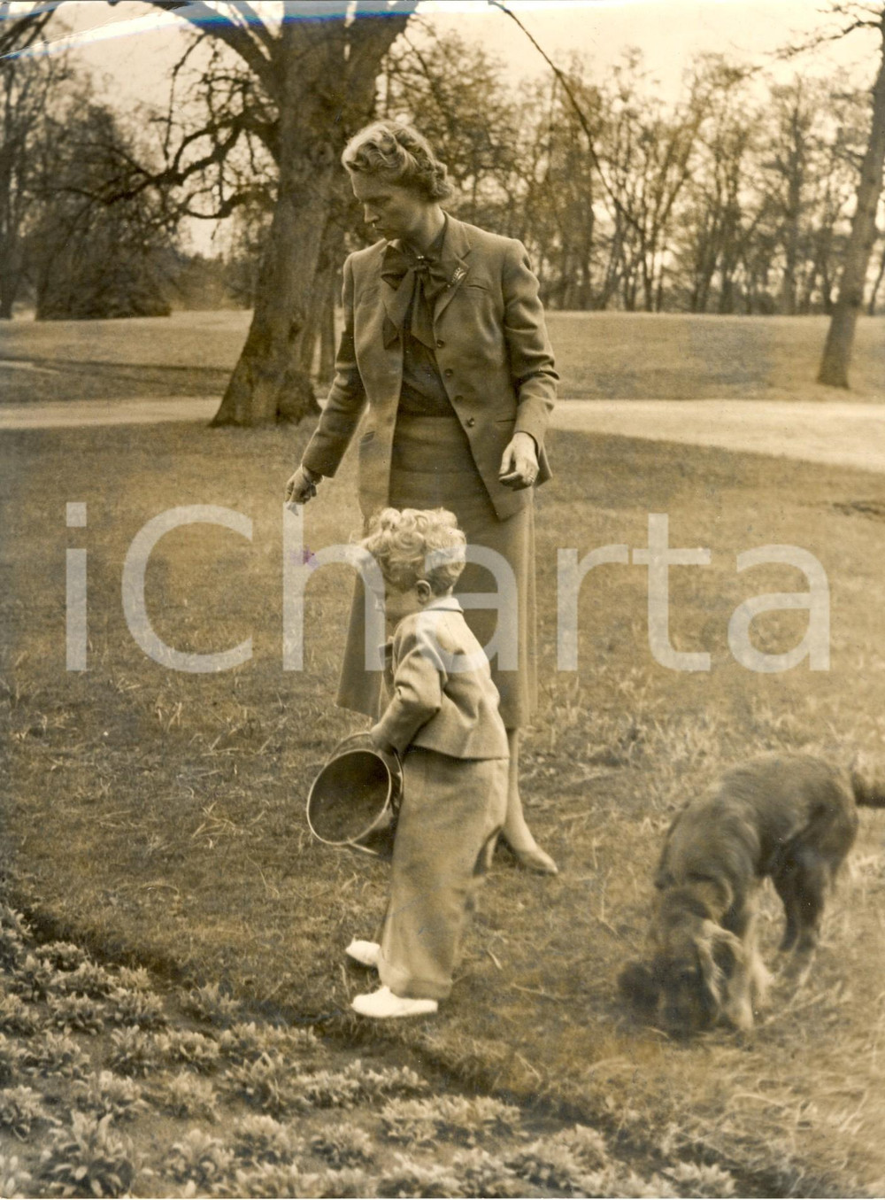 Fotografia d epoca originale 1949 SVEZIA Il principino Carl XVI Gustaf con la madre Sibylla COBURGOGOTHA 1