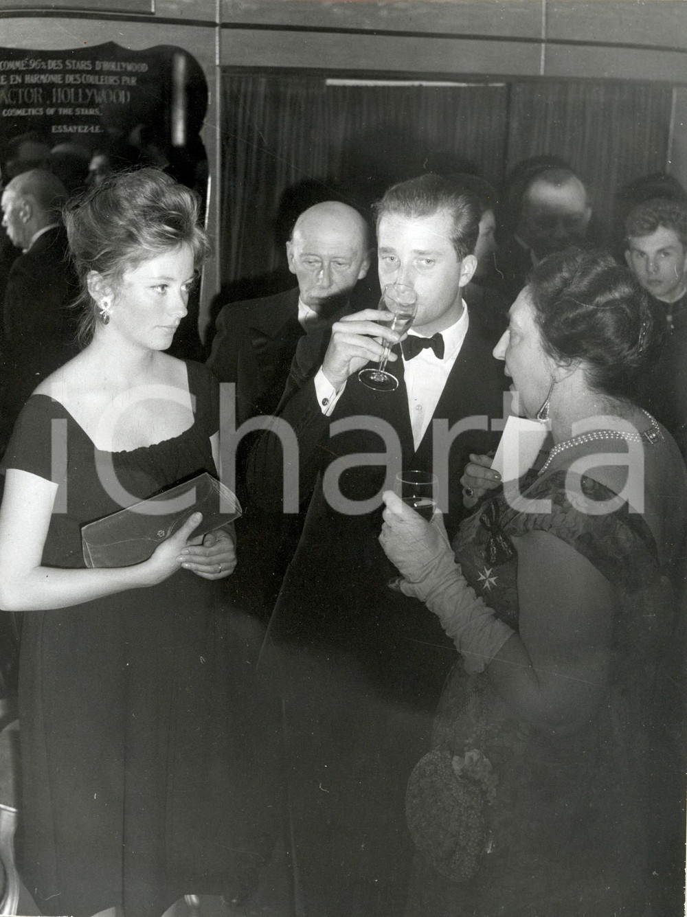 Fotografia d epoca originale 1960 BRUXELLES Alberto e Paola di LIEGI parlano con una dama al Gala del Cinema 1