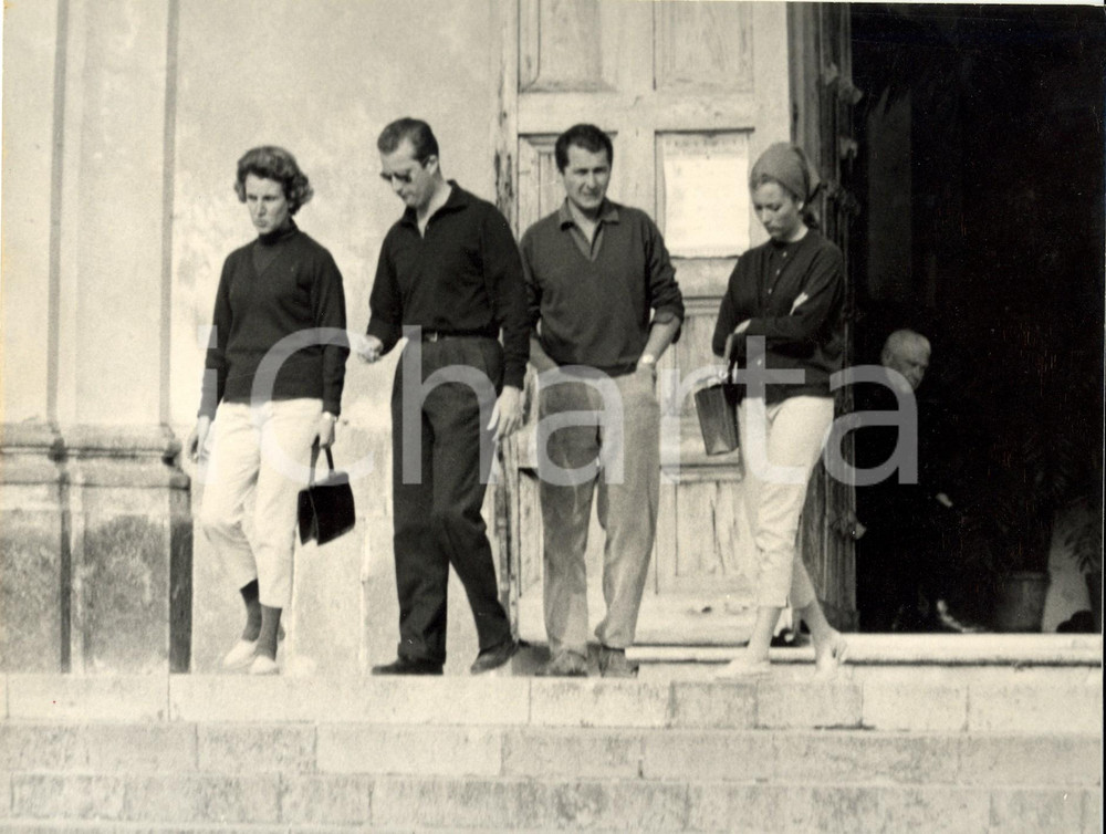 Fotografia d epoca originale 1960 ca ROMA Alberto e Paola di LIEGI con due amici sui gradini di un palazzo 1