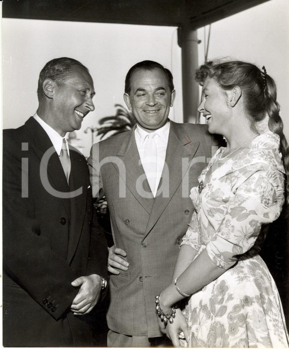 Fotografia d epoca originale 1960 ca PARIS F Odile VERSOIS chiacchiera con due attori al Gala des Artistes 1