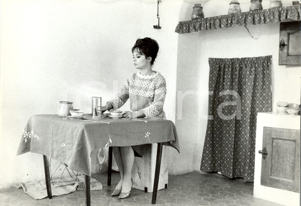 Fotografia d epoca originale 1960 ca FRANCE Pascale PETIT beve caffÃ¨ nella cucina della sua casa di campagna 1