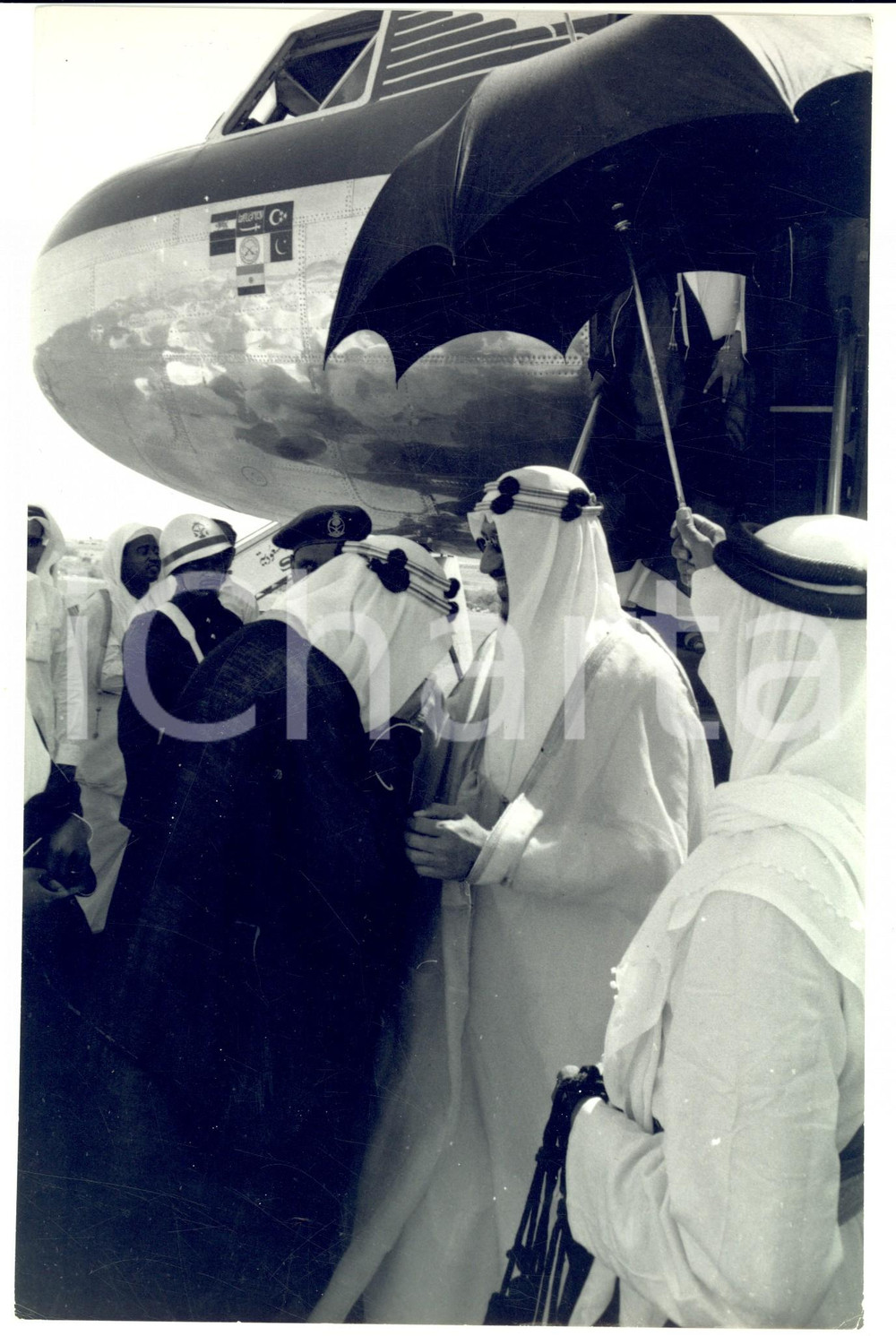 Fotografia d epoca originale 1960 ca ARABIA SAUDITA Re Saoud ben Abdelaziz al Saoud salutato da un dignitario 1