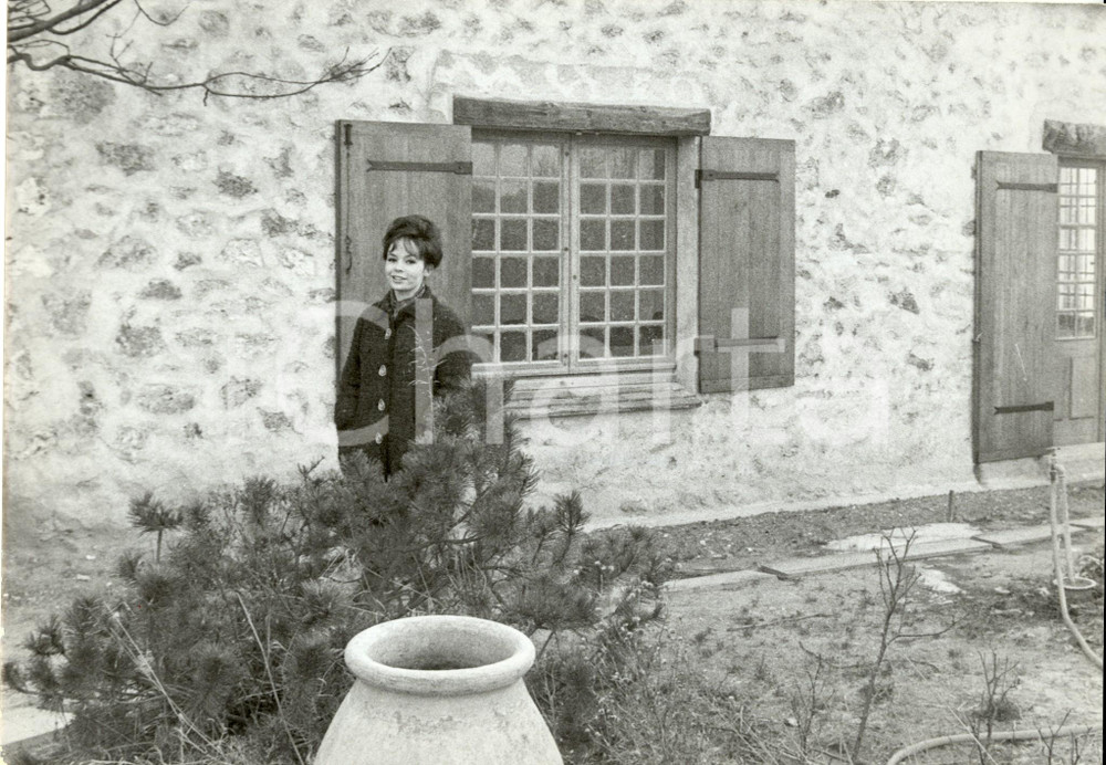 Fotografia d epoca originale 1960 ca FRANCE Attrice Pascale PETIT nel giardino della sua casa di campagna 1