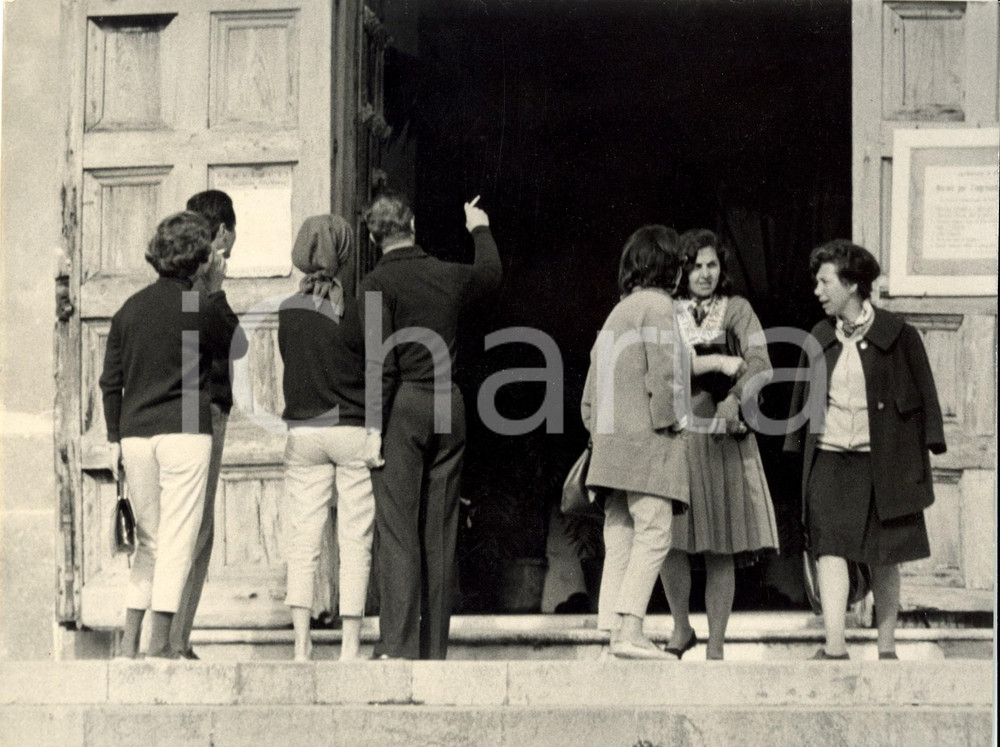 Fotografia d epoca originale 1960 ca ROMA Principi Alberto e Paola di LIEGI sui gradini di una chiesa Foto 1