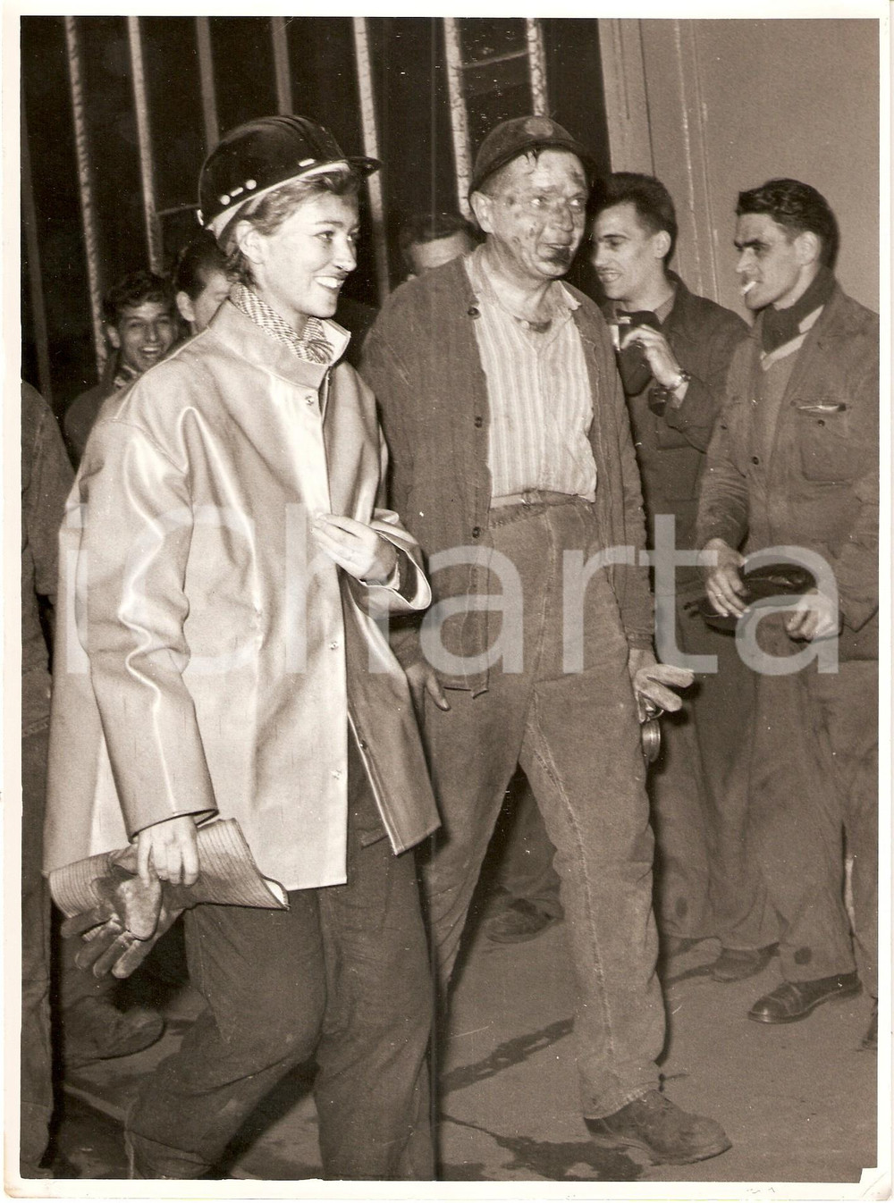 Fotografia d epoca originale 1960 ca BELGIO Principessa Paola RUFFO visita una miniera con un operaio Foto 1