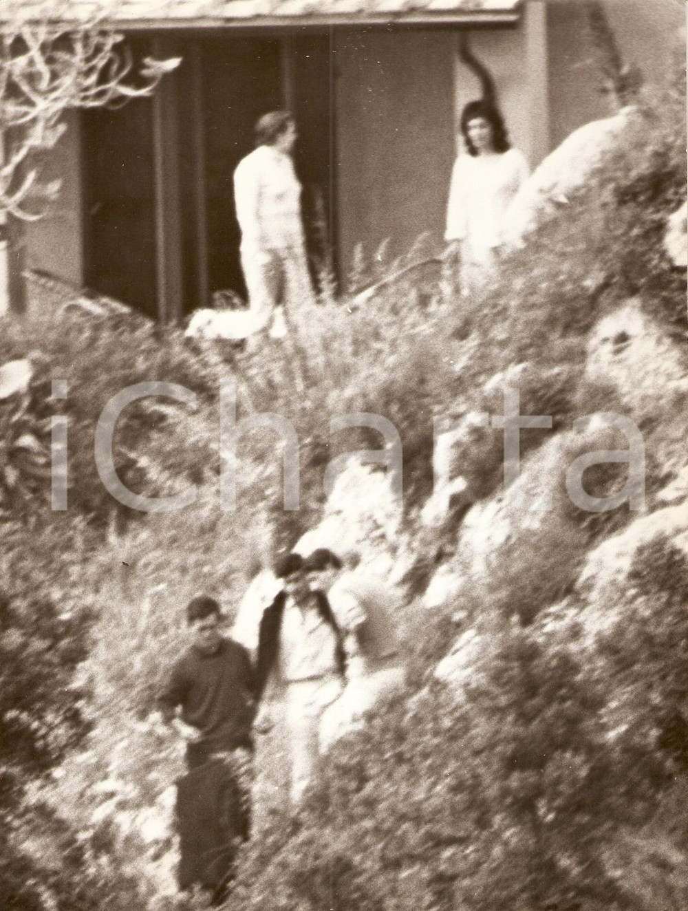 Fotografia d epoca originale 1965 ca CALA PICCOLA Monte Argentario PAPARAZZI vicino a villa Liz TAYLOR Foto 1