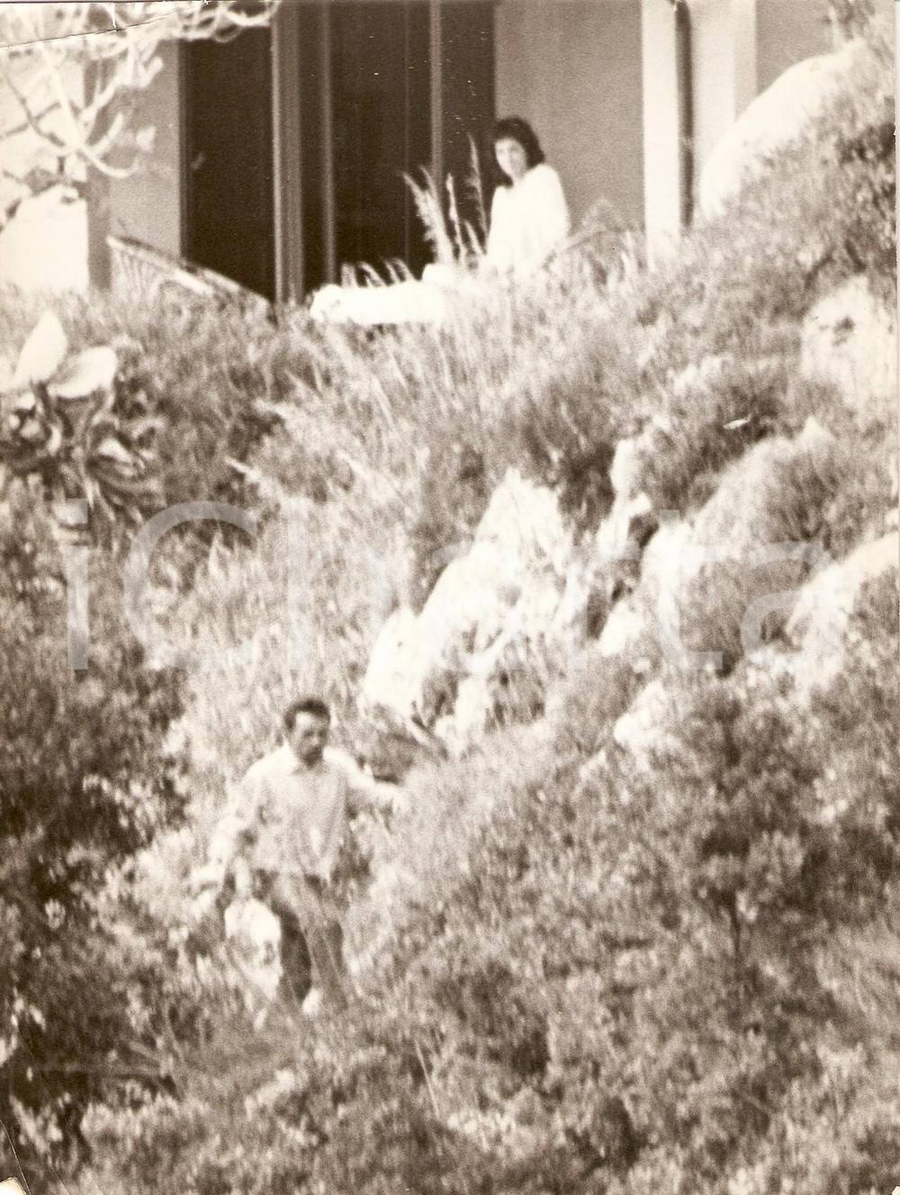 Fotografia d epoca originale 1965 ca CALA PICCOLA Monte Argentario Richard BURTON corre verso PAPARAZZO Foto 1
