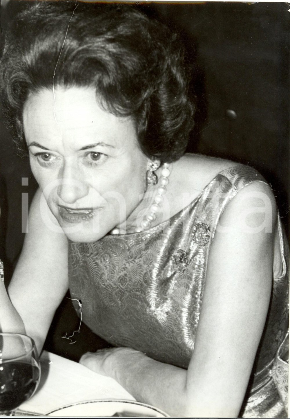 Fotografia d epoca originale 1960 ca PARIS Wallis SIMPSON a tavola in abito da sera e collana di perle 1 1