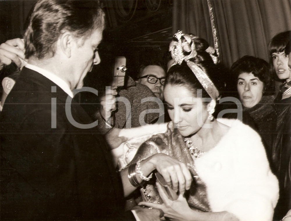 Fotografia d epoca originale 1965 ca ROMA ? Liz TAYLOR e  Richard BURTON durante serata di gala Foto 1