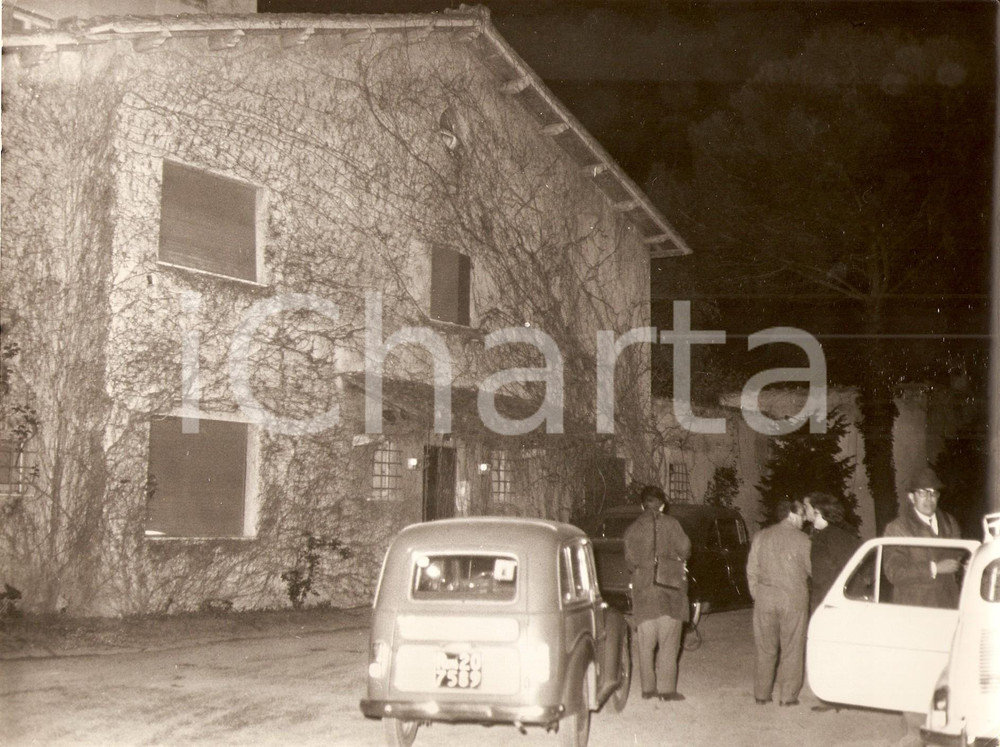 Fotografia d epoca originale 1965 ca ROMA ? Paparazzi aspettano Richard BURTON fuori dall abitazione Foto 1