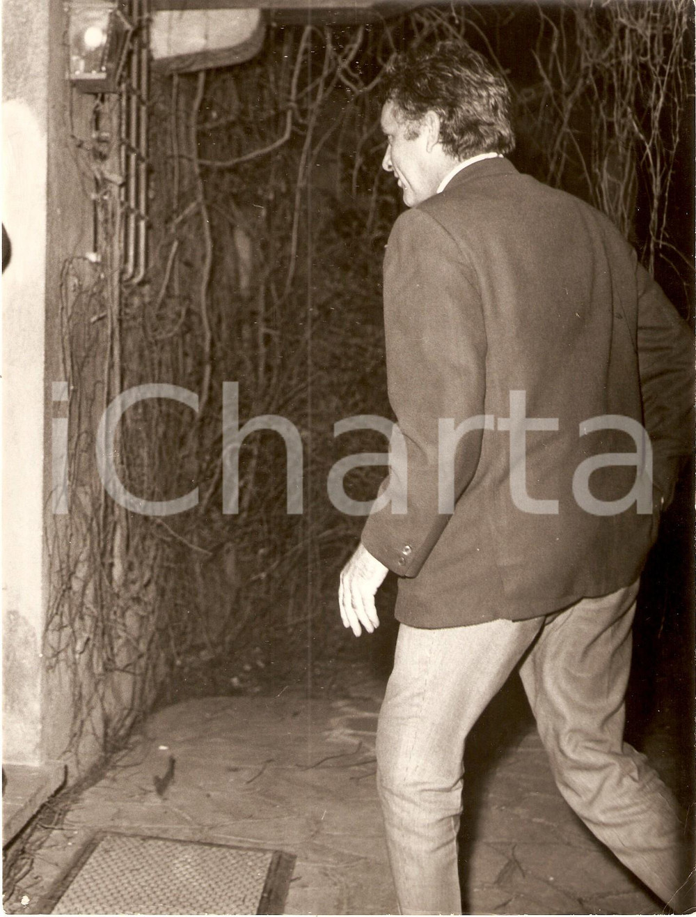 Fotografia d epoca originale 1965 ca ROMA ? Richard BURTON di ritorno nella sua casa romana Fotografia 1