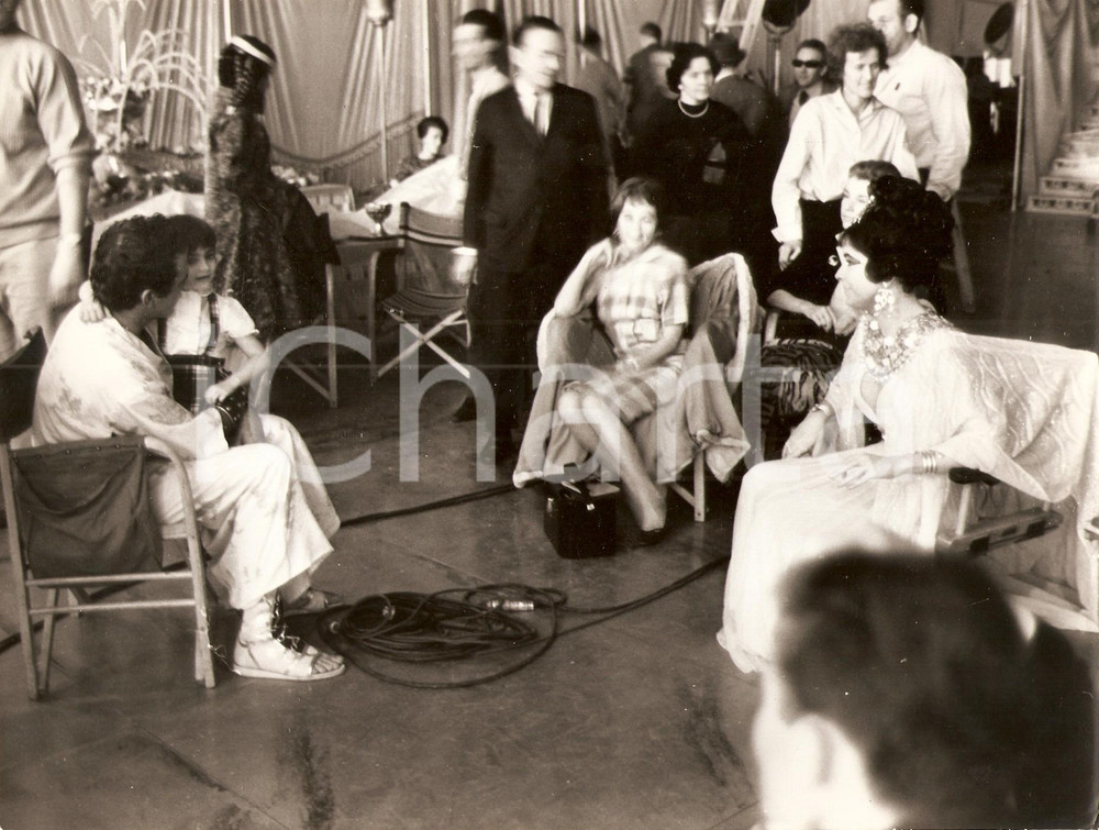 Fotografia d epoca originale 1963 CLEOPATRA Liz TAYLOR e Richard BURTON sul set giocano con una bambina Foto 1