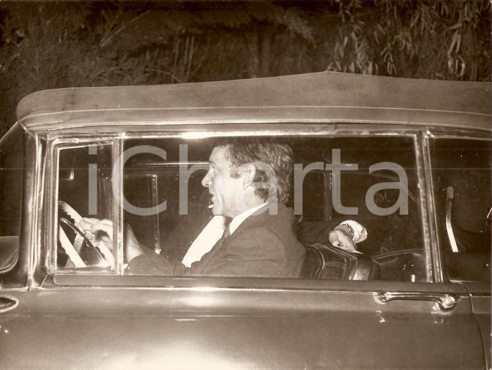 Fotografia d epoca originale 1965 ca ROMA ? Richard BURTON alla guida della sua automobile Fotografia 1