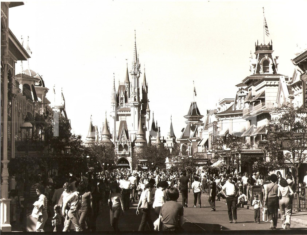 Fotografia d epoca originale 1979 ORLANDO, FLORIDA Folla di turisti al parco divertimenti di DISNEYLAND Foto 1