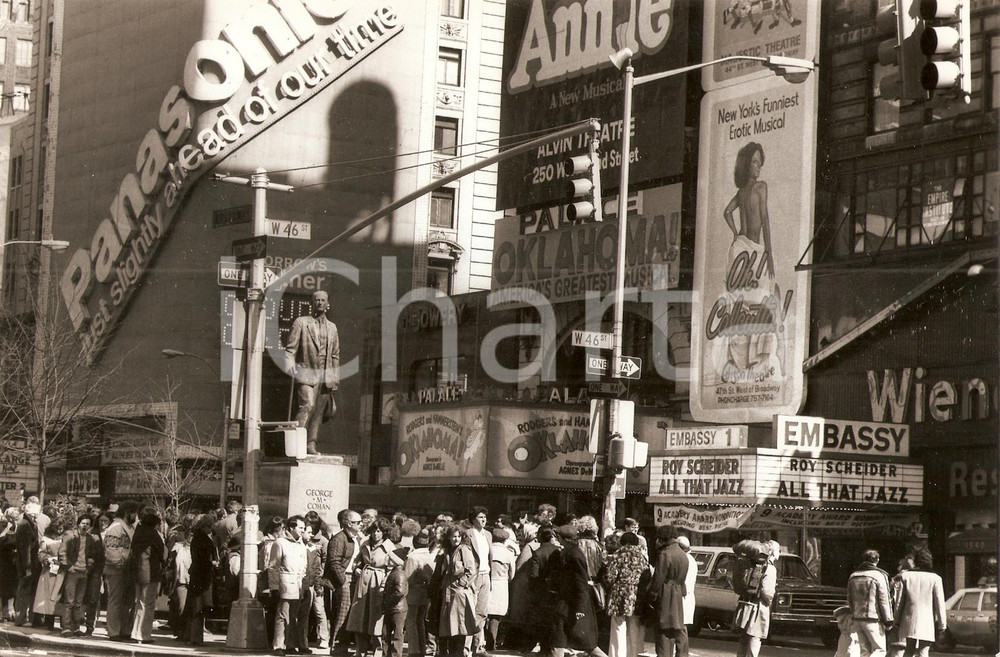 Fotografia d epoca originale 1980 NEW YORK TIMES SQUARE Passanti con manifesto Erotic Musical OH! CALCUTTA 1 1